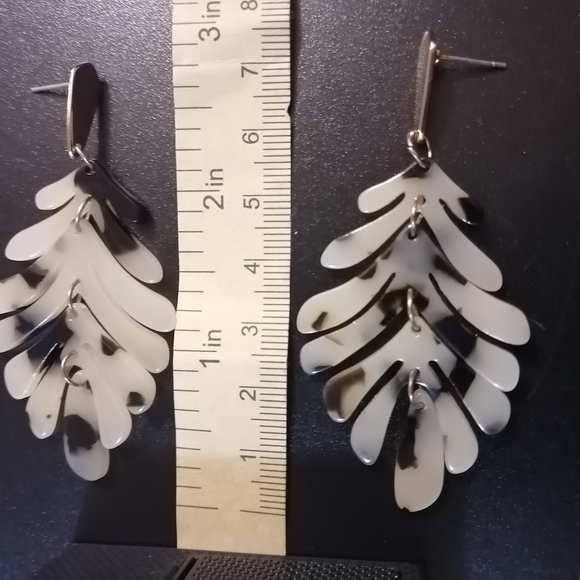 Leaf earrings - Picture 3 of 3